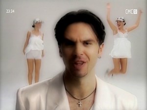 Petar Grašo - 'Ko nam brani (1999) [ https://ok.ru/video/1652830046873 ] Nekad, čini mi se Da je propalo sve Ništa neće da krene Loše došlo je vrijeme A ja ne vidim spas Za nas Zato bježim od svih Nekad napišem stih Nekad odem do šanka Al' je linija tanka Između jave i sna Vrha i dna I pjevam Hej, dušo, 'ko nam brani Da bude sve ko lani Na moju dušu stani I ostani Čovjek pokvari sve Prije il' kasnije Ljubav nije za ljude I neka bude šta bude Ja neću pustit ni glas Za nas | Krunimir