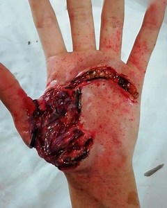 Makeup fx (VIDEO))), 🤟🎃🤟 HERIDA EN carne artificial Cera #wax #makeup #scary #horrorcon #horrormakeup #makeupinsta #tutorial #blood @lamorguefx (síguenos) 👈👈👈👈👈👈👈👈 | LaMorgue FX Makeup pro school