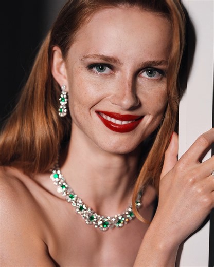 화려하게 반짝이는 컬러. 그라프의 다이아몬드와 에메랄드 주얼리는 가장 황홀하고 아름다운 기프트가 되어줍니다. #그라프 #GraffDiamonds #GraffWishes | Graff | Facebook