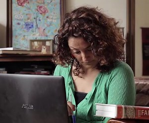 Eline Farideh Koning wordt op eenjarige leeftijd geadopteerd door een Nederlands echtpaar, maar haar hele leven lang verlangt ze al naar haar biologische ouders. Ze besluit een oproep te plaatsen in een Iraanse krant. Er reageren drie families. Lukt het Eline haar biologische ouders te vinden? Ontdek het nu in 'Finding Farideh' en lees hier ook het interview met Eline: bit.ly/findingfarideh De film won al 9 awards, waaronder die van beste documentaire in Iran. | NPO Doc