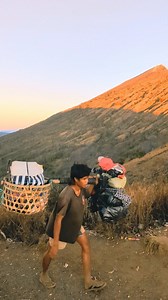 13K views · 2.5K reactions | Pelawangan Sembalun: Tempat senja melukis langit dengan impian ☀️️ #travelling #travel #travelphotography #travelgram #travelblogger #instatravel #nature #photography #traveling #traveller #traveltheworld #photooftheday #wanderlust #trip #instagood #vacation #traveler #holiday #adventure #love #tourism #explore #traveladdict #picoftheday #naturephotography #instagram #travelingram #landscape #travelblog #ig | San Rinjani Trekking Guide | Facebook