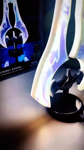 Halo Light-Up Covenant Energy Sword Collectible Desktop Lamp With LED Light Esta réplica auténtica presenta acción de iluminación y sirve como lámpara de escritorio de pie. *Producto Oficial de Halo *Disponible en: geekishcr.com (link in bio) *Costo: $115/58190 colones (al tipo de cambio diario) #gaming #halo #energysword #gamingsetupideas #covenant #masterchief #haloinfinite #haloinfinitecommunity | Geekish