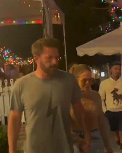 1.9M views · 4.9K reactions | "Jennifer Lopez menunggu selama hampir 20 tahun untuk menikah dengan Ben Affleck dan dia tidak akan membiarkan siapa pun merebut suaminya darinya. Hal ini lebih dari terbukti ketika, pada salah satu kencan terakhir mereka, beberapa penggemar wanita menggoda suaminya, tanpa membayangkan bahwa ""Jenny from the Block"" akan menandai teritorialnya." | Ikon | Facebook