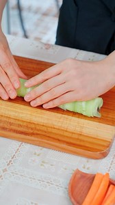 KIMBAP DƯA LEO CHAY💚 Ăn cực kì ngon và thanh mát mọi người ạ🥰 | Chef Q