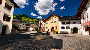 Scuol, Schweiz: sommarvy över bergsby (4K)