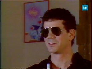 BLUE MASK 🎧Antoine de Caunes interroge Lou Reed autour d'une table de billard. L'artiste y dévoile une facette bien plus apaisée, loin des excès de la période du Velvet Underground. Il veut travailler à son écriture et produire une oeuvre digne du "Hamlet" de Shakespeare. | INA