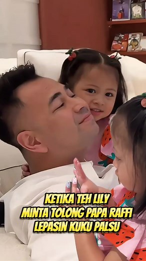 Lily minta tolong Papa Raffi lepasin kuku palsu