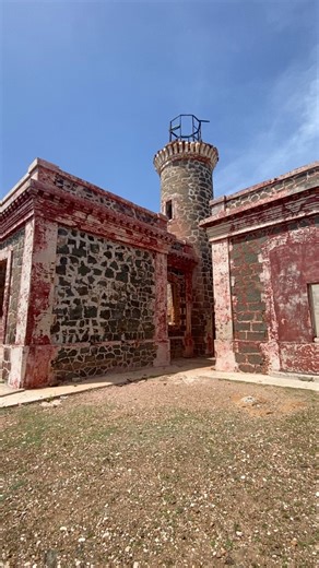 El antiguo faro de la isla de Culebrita. #culebrita #island #faro #islandlife #turismopr #puertorico #pr #puertoricovacation #discoverpuertorico #amazingpuertorico #puertoricogram #aventurandopormiisla | Aventurando por mi Isla