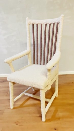 ⁉️ How to… reuse fabric scraps ♻️😁🫶🏻 ➡️Well-shaped lattice chair, model 3056, from the 1950s. The armchair has been covered with a high-quality teddy fabric in off white and lilac.🤍 | Mid-Century-Friends