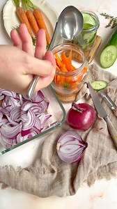 🇫🇷 Pickles super faciles et rapides à faire ! Oignon, concombre, carotte et j’en passe. J’adore ça et c’est super sain en plus 😉 https://www.casseroleetchocolat.fr/pickles-oignon-rouge-legumes/ 🇺🇸 How to make pickles, my super easy recipe is waiting for you 😉 @followers • #pickles #pickle #picklelover #casseroleetchocolat #concombre #oignon #carotte #redonion #onion #cucumbers #cucumber #carrot #vegetarian #condiments #vegetarien #vegan #veganfood #vegetarianrecipes #vegetarisch #vegetaria