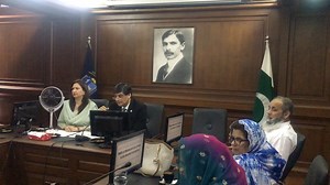 پریس ریلیز لاہور(پی آر او سمز/سروسز ہسپتال)سروسز انسٹیٹیوٹ آف میڈیکل سائنسز سمز کی اکیڈمک کونسل کے اجلاس کی صدارت پرنسپل سمز پروفیسر فاروق افضل نے کی۔ پروفیسر شہزاد انور، پروفیسر طیبہ وسیم، پروفیسر آصف گل، پروفیسر ندیم اسلم، پروفیسر روبینہ فروخ سمیت دیگر فیکلٹی ممبران کی اجلاس میں شرکت۔ 06 نکاتی ایجنڈا پر اجلاس کی کاروائی عمل میں لائی گئی، پرنسپل سمز نے بہتر تدریس کیلئے سیکھنے اور سیکھانے کے عمل کو تقویت دینے کے ضمن میں سمز میں 24 مئی کو ہونے والی علمی و تربیتی کانفرنس سے متعلق استاتذہ کو روڈمپ 