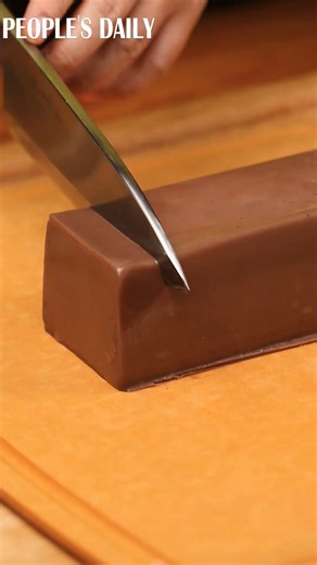 A Chinese food vlogger made a jiggly and wiggly, mouth-watering "tofu" with chocolate, sugar and milk. Want a slice? #food #DIY #ChinaGotTalent | People's Daily, China