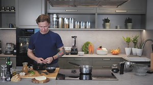 Naujojoje restorano „Amandus“ virtuvės šefo Deivydas Praspaliauskas - Amandus laidoje bus atskleistos orkaitėje keptos vištienos krūtinėlės su pasta ir kietuoju sūriu ruošimo paslaptys. Šiam patiekalui paruošti Deivydas naudoja vakuumatoriaus pagalba marinuotą vištienos krūtinėlę, o tam, kad vištiena iškeptų tolygiai ir sultingai – bus išbandyta ir kepimo su termometru funkcija. | AEG