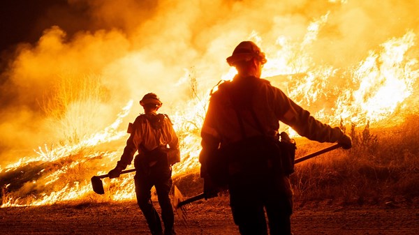Hughes Fire near Los Angeles burns 10,000 acres in hours