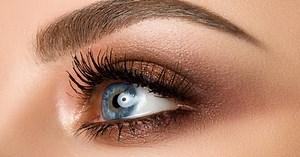 Bien réussir son maquillage des yeux bleus, mode d'emploi