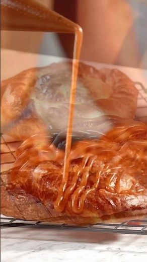 Brioche hojaldrado con salsa de caramelo 😍. Musica: Foxistance - DaFox