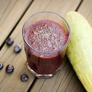 Licuado para desintoxicar los Riñones Te compartimos una receta de un excelente licuado nutritivo y saludable específicamente creado para desintoxicar y purificar tus riñones a partir de las propiedades de sus ingredientes. ¡Recuerda compartirlo con tus amigas y amigos! Ingredientes: - Pepino (1/2) - Arándanos (100 g.) - Agua (300 ml.) - Hielo (opcional) - Semillas de Chía (opcional) Más recetas y tips en www.licuadosnutritivos.com | Licuados Nutritivos