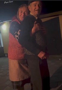 Bunicul tău m-a cerut în căsătorie cu o bomboană. Nu aveam nimic, a îngenuncheat și a spus: — „Nu am nimic acum, doar o bomboană, dar, dacă vrei, putem construi totul împreună”. — Și tu? — Am desfăcut bomboana, am împărțit-o în două și am mâncat-o împreună. Din acel moment am împărțit totul. Am căzut, ne-am ridicat și am construit. Totul împreună. Am trecut prin momente dificile, momente obositoare, dar mereu am fost alături unul de celălalt. Până la sfârșit. — Alte vremuri, bunico. — Timpul nu 