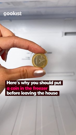 We'll tell you why you should put a coin in the freezer before leaving on vacation! Fill a glass with water and freeze. Before leaving, place a coin on the frozen surface. When you return, you will be able to see if the coin is still on the surface, where you left it, or if it has sunk into the ice: this will mean that the power went out during your absence, and therefore the products in the freezer may have been defrosted. | Cookist Wow