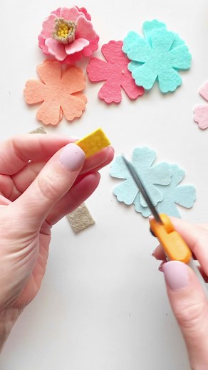 6.2K views · 81 reactions | Felt flower wall decor  #feltflowercraft #feltflowertutorial #ColorfulCraft | Resa Curbo Creative | Facebook