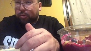 ¡Familia hoy como con Mahalo Poké! ¡Esto esta de toma pan y moja! ¡Mi verdurita fresca, con mi cuenquecillo de fruta natural con una salsa que te cagas, mi zumico de naranja y de postre tarta de queso! ¡La cuarentena así la llevamos mejor Sæcios! ¡Sigue a Mahalo Poké y llama al 622 02 24 95 y haz tu reserva que te vas a enganchar bien enganchao nene! ❤️🥗🍛🍚🥥🥕🍓🍅 | Almeria Postureo