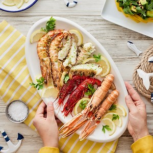 1.4K views · 237 reactions | ¿Cómo van esos menús navideños? Para los rezagados, te proponemos esta #mariscada  que nunca falla. 咽Productos de primera calidad que solo necesitan un diente de ajo, perejil y aceite que realcen su sabor. Unos minutos al horno ¡y listo! | Pescanova | Facebook