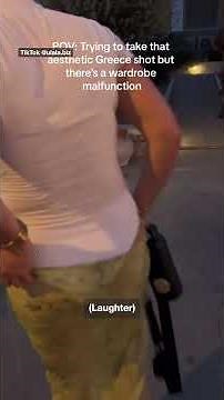 Aussie Influencer accidentally flashes restaurant