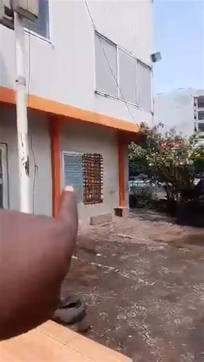 🇨🇲 MAGNIFIQUE LOT D’ANGLE À VENDRE – BONAPRISO, DOUALA (CAMEROUN) 📍 Quartier résidentiel de prestige – emplacement stratégique et rare ✨ Opportunité exceptionnelle pour projet immobilier haut standing ! Ce lot d’angle titré de 966 m² est situé dans l’un des quartiers les plus convoités de Douala. Idéal pour construction d’immeuble, résidence de luxe, ou projet commercial. 💰 Prix : 1 100 000 FCFA/m² – Mutation directe 📜 Titre foncier individuel – Aucun intermédiaire --- 📐 Détails clés : - �