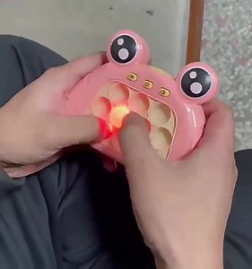 Hit igracka Fast Popit ☘️☘️Cijena 13 KM☘️☘️ Fast Push Popit igračke za djecu - FunBlast glazbena igračka s nevjerojatnim zvukom, glazbena zvučna igračka za djecu, fidget igračke za djecu Igračka koja potiče razvoj i ublažava stres Stimulacija razvoja i ublažavanje stresa u jednom uređaju!Pomaže razvijanju reakcija i moždane sposobnosti kod djece 4 opcionalna načina igre za izazovnu zagonetku Pomaže djeci da se koncentrišu i smanjuju stres Džepni uređaj za igru koji je savršen za djecu i odrasle 