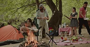 Freunde genießen einen Campingausflug in den: Stockvideos & Filmmaterial (100 % lizenzfrei) 3821181843 | Shutterstock