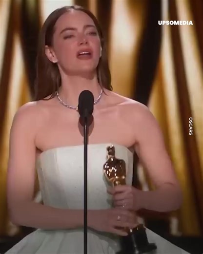 She tore her dress at the back at the best moment of her life and the culprit of everything was Ryan Gosling... | Icons