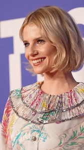 2K views · 52 reactions | @lucyboynton1, la chica del corte ‘bob’ perfecto, sabe cómo agrandar los ojos con maquillaje usando solo 2 productos (y unos buenos consejos de aplicación) .  Descubre cuáles, en el link de nuestra bio.  Texto: Leyre Moreno  Vídeo: Getty Images #lucyboynton #makeup #look | Glamour España | Facebook