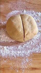 Torta della Nonna: velvety cream and crunchy pine nuts!