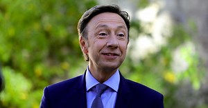 Stéphane Bern : son jeune compagnon s’affiche torse nu sur Instagram