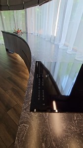 Pati patalpa padiktavo virtuvės formas. Ir rezultatas išties nestandartinis ir įsimintinas! 💯💥 #balduprojektavimas #interjerodizas #interjerodizainere #nestandartiniaibaldai #lenktibaldai #modernusbaldai | Baldai4u, UAB