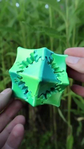 Thangs 3D on Instagram: "Yet another one of the many awesome fidget models that @ruven_bals has released this summer 🙌 Find this one and more on Thangs at the link in bio ☝️ #3DPrinting #makers #3DDesign #makersgonnamake #makersofinstagram #3D #makersofig"