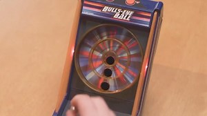 Bộ ném banh Bulls-Eye Ball: ❌Một trò chơi mới toanh đang rất hot ở các nước Âu Mỹ ạ 殺 ❌Bộ gồm 1 bảng ném 3 vòng có đèn, nhạc, âm thanh, 1 bệ đỡ và 6 banh kim loại nhỏ Các bé có thể ném banh trực tiếp vào vòng hoặc qua bệ đỡ để ghi điểm, có rất nhiều cách chơi Hàng chính hãng Hasbro, nhựa đẹp, an toàn Giá: #270k/1 bộ | Đồ Chơi An Toàn Cho Bé | Facebook