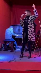 Un piccolo jazz club a Biancavilla in provincia di Catania, Carmen, una piccola grande donna innamorata della vita e della musica che ha organizzato un mio master mettendoci tutta la sua passione del mondo.. e tante belle voci pronte a mettersi in gioco e a farsi "torturare " da me... Infine una piccola improvvisazione con il maestro #ginocastro ... insomma una bellissima giornata tutta da ricordare! Grazie davvero alle belle persone che ho conosciuto oggi! Etna Jazz Club | Silvia Mezzanotte