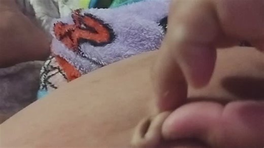 sur le canapé en train d'explorer mon nombril et de le sortir | Clips4sale