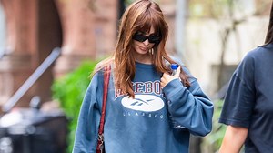 Emily Ratajkowski just stepped out in the retro sneaker celebrities are loving right now