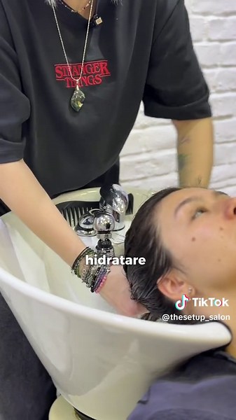 Te-ai spălat GREȘIT pe cap toată viața… 😳 @smar.broni îți arată ce faci greșit la șampon, clătire și mască și de ce părul tău nu arată cum vrei. 👀 Spoiler: nu e doar despre produs, ci despre CUM îl folosești. După video-ul ăsta, rutina ta nu va mai fi la fel. Salvează-l și încearcă data viitoare când te speli!