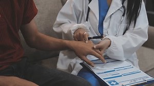 「聴診器を使用して患者を調べ、情報を求め、アドバイス、快適さ、プランの治療と予防ケアのコースを提供します。」の動画素材（ロイヤリティフリー）3988101697 | Shutterstock