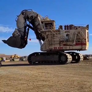 ¡¿Qué tal esta excavadora gigante Terex RH 400?! 👀 Está realizando desde muy temprano sus actividades. 👏🏻👍🏻 ¿Qué opinan? Es muy imponente. 👷🏻‍♂️ 📹IG: Maquinas pesadas #machinetools #EquipoMinero | Outletminero