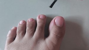 Klare Zehennagelpolitur selbst anwenden: Stockvideos & Filmmaterial (100 % lizenzfrei) 3623467003 | Shutterstock