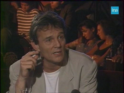 24K views · 236 reactions |  MURRAY HEAD ET «LE BAISER DE LA MORT»☠️. Murray Head revient sur son rôle dans «Un dimanche comme les autres» de John Schlesinger en 1971 dans lequel il embrasse Peter Finch à pleine bouche. «En voyant ça, le grand chef d’Universal en a fait tomber son cigare». Résultat : l’acteur-chanteur fut blacklisté d’Hollywood pendant plusieurs années. | INA | Facebook