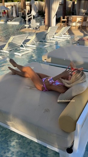 Relax at the pool with me, the sun is bright, the water is warm and the cocktails are chilled 👙☀️🕶️🍹🏝️ | Isabell Holland
