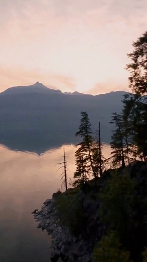 🍂 Fall is the ideal time to visit our Kootenay ♨️ Hot Springs. A road 🚐 trip through the Slocan Valley fulfills that deep desire for the freedom of the open road. Halcyon Resort and Nakusp hot springs are hidden gems set on the shores of the Upper Arrow Lake 💦 alongside the mighty Monashee ⛰️ Mountains.⁣⁣⁣⁣ || 📹 Chris Wheeler⁣⁣ || 📍 Nakusp Hot Springs & Halcyon Hot Springs Resort in Nakusp, BC⁣⁣. ||#nakuspbc #arrowslocan #westkootroute #kootrocks #explorebc | Kootenay Rockies-BC's Mountain 