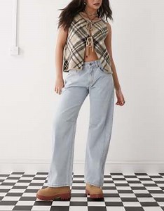 Vaqueros de talle bajo y pernera barrel con lavado azul claro y detalle de costuras de Lioness | ASOS