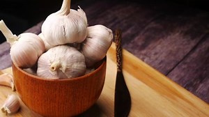 Nahaufnahme von Knoblauch in einem Behälter: Stockvideos & Filmmaterial (100 % lizenzfrei) 1077127874 | Shutterstock
