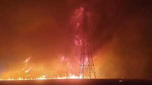 Bushfire emergency continues north of Perth as firefighters brace for worsening conditions